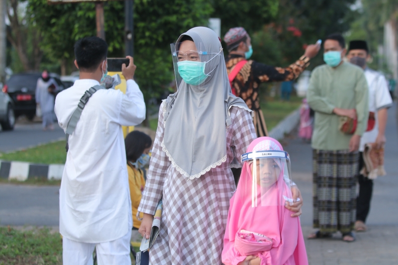 FOTO Jemaah Sholat Idul Adha 2020 di PKOR Way Halim Jalankan Protokol Kesehatan