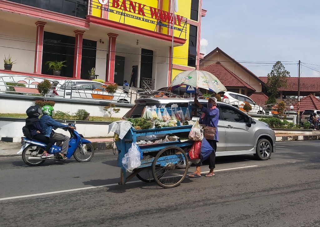 perjuangan-pedagang-keliling-di-bandar-lampung-hadapi-krisis-corona.jpg