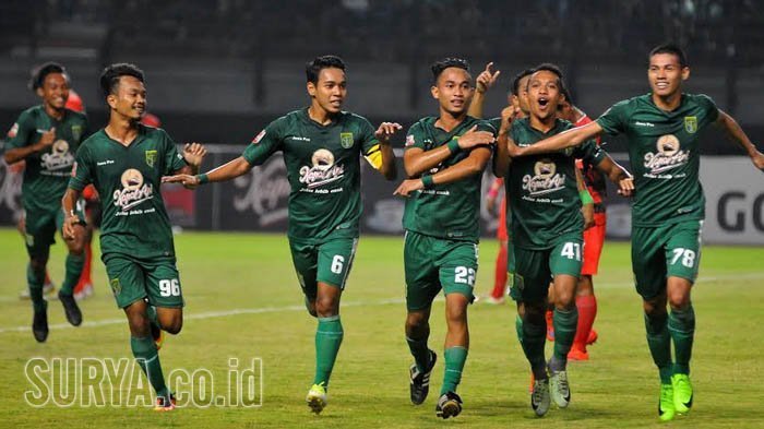 persebaya-merayakan-gol_20171128_204303.jpg