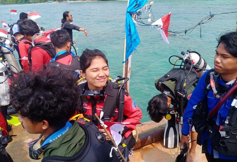 Bawa Beban 32 Kg, Mahasiswi Unsri Deg-degan saat Akan Kibarkan Bendera di Bawah Laut Pahawang