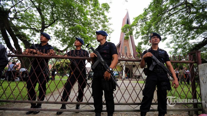 personel-brimob-berjaga-di-halaman-gereja-katolik_20160829_183821.jpg
