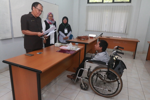 Meski Pakai Kursi Roda, Semangat Pemuda Ini Ikut Tes SBMPTN Patut Dicontoh