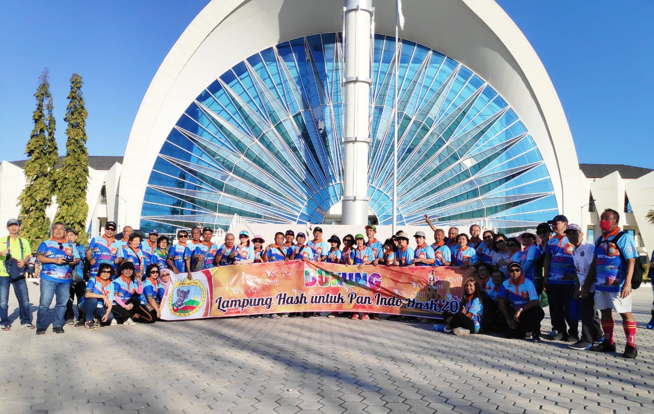 peserta-pan-indo-hash-2019-di-kupang-foto-di-depan-kantor-gubernur-ntt.jpg