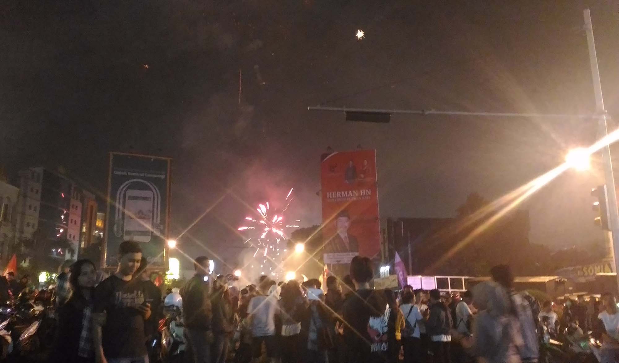 pesta-kembang-api-di-tugu-adipura_20180101_093546.jpg