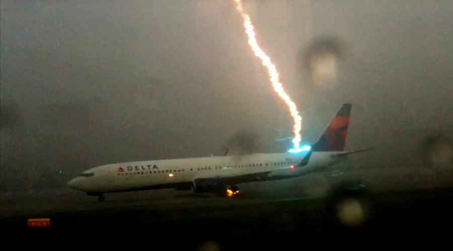 petir-sambar-pesawat-delta-airlines_20150821_161401.jpg