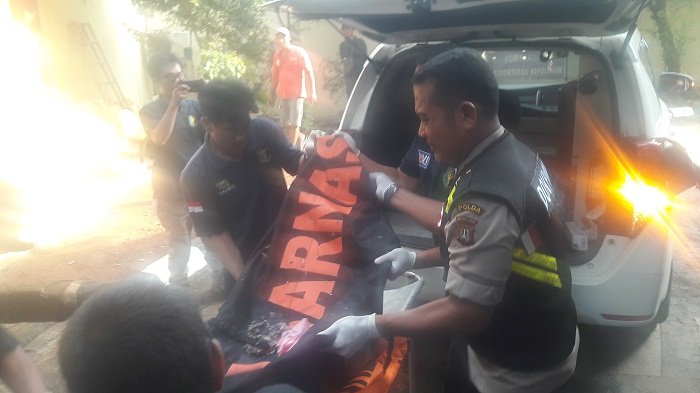 petugas-di-rs-kramat-jati-menurunkan-kantong-jenazah_20181029_163231.jpg