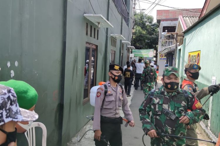 petugas-gabungan-tni-polri-melakukan-penyemprotan-disinfektan.jpg