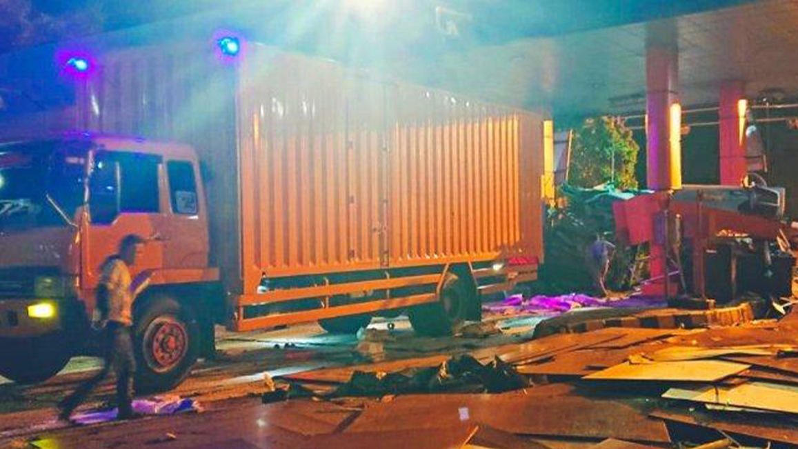 Detik-detik Petugas Loket Tewas Ditabrak Truk Fuso di Tollgate 5 Pelabuhan Bakauheni