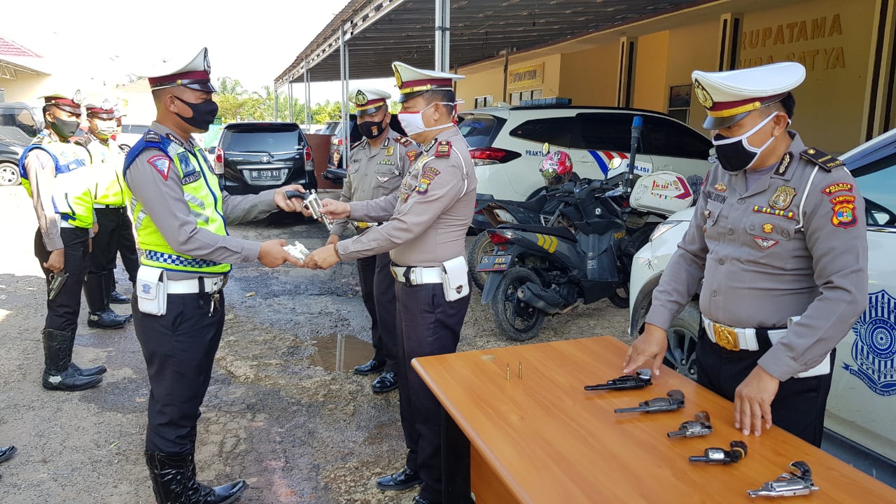 petugas-satlantas-polres-mesuji-saat-menyerahkan-senpi.jpg