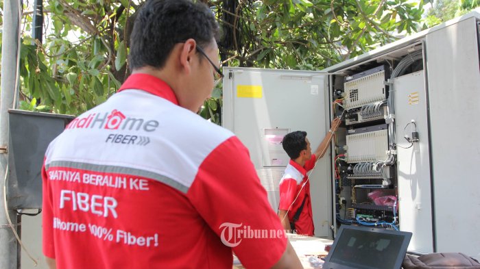 petugas-telkom-indonesia-memeriksa-jaringan-internet_20160212_154416.jpg