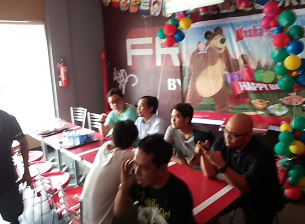 Tiba di KFC Chandra Karang, Piyu CS Santap Siang Ayam Crispy