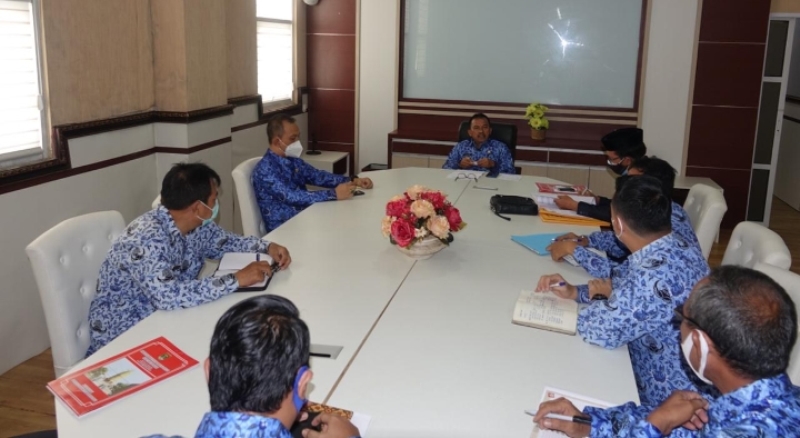 pj-sekda-lamteng-nirlan-pimpin-rapat-bersama-sejumlah-kadis-di-ruang-kerjanya.jpg