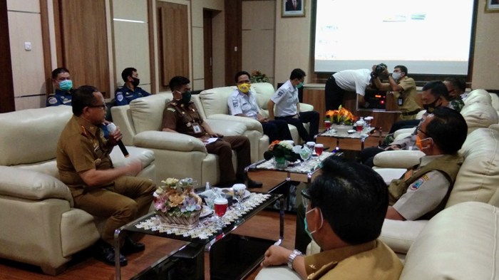 pjs-bupati-lampung-selatan-sulpakar-tinjau-penerapan-protokol-kesehatan-di-pelabuhan-bakauheni.jpg