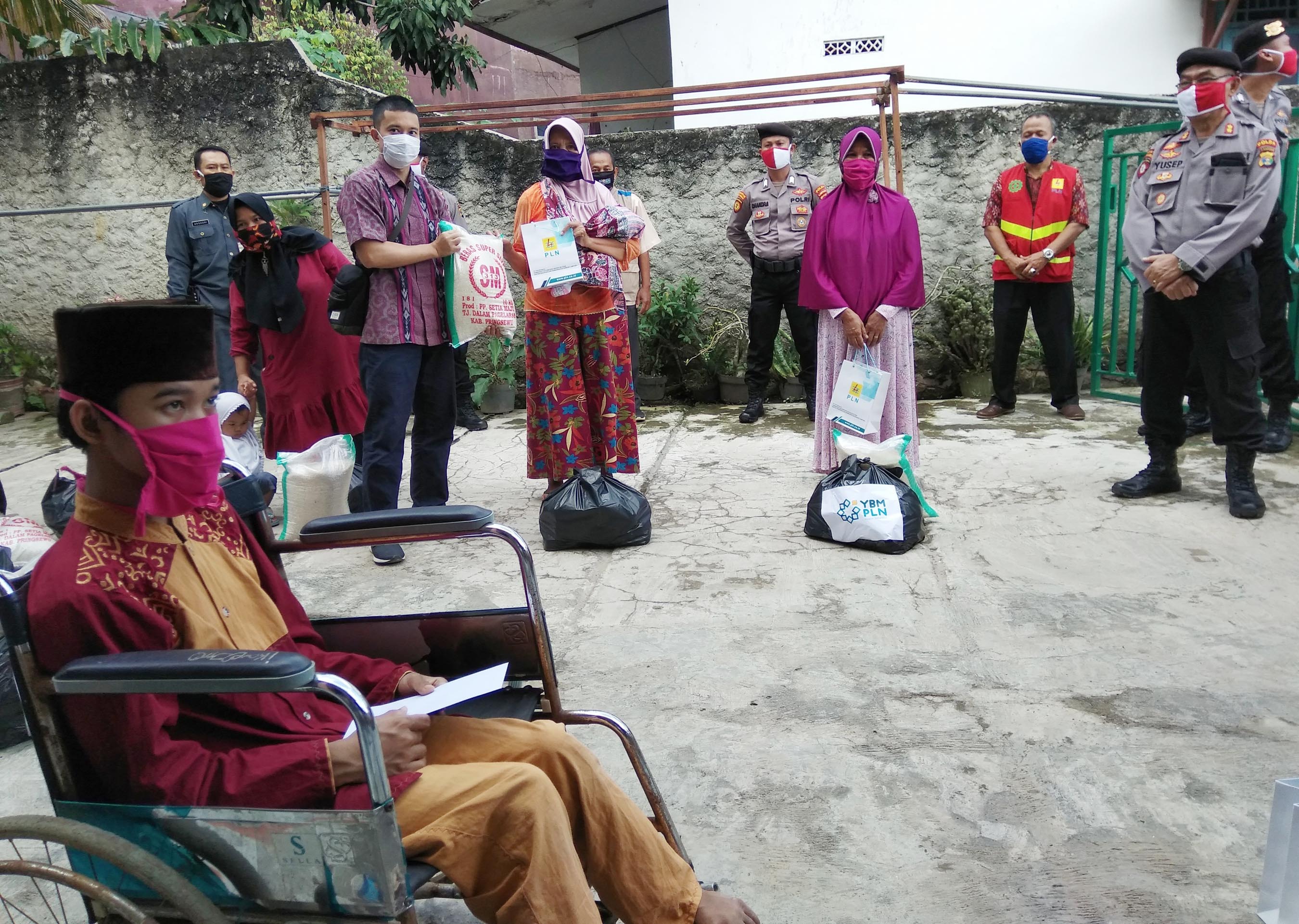 PLN UPDK Kolaborasi dengan Polda Salurkan Bantuan untuk Masyarakat Terdampak Covid-19