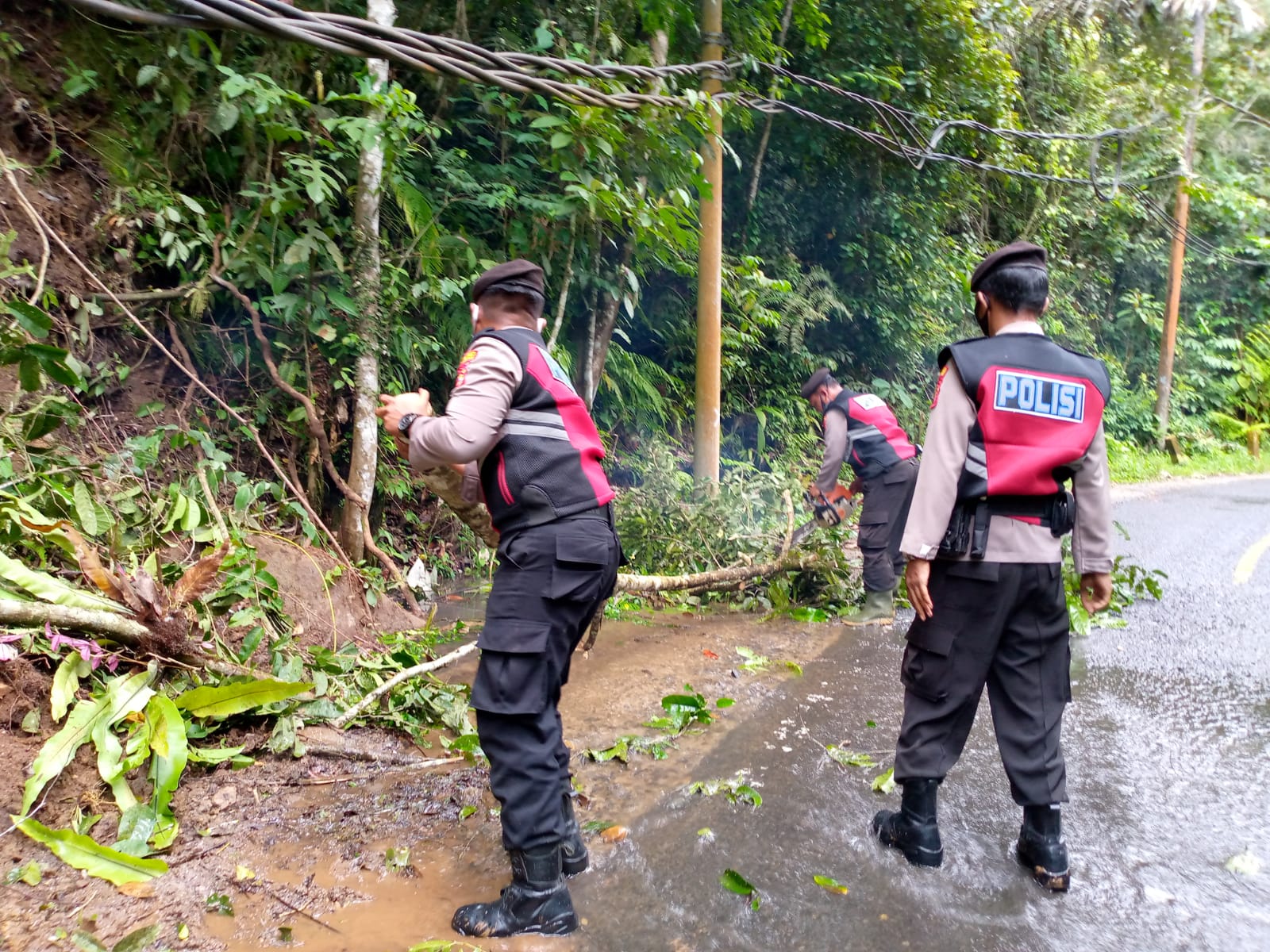 Terlecut Jargon 'Jiwaku Penolong', Polres Lampung Barat Patroli Pascalongsor