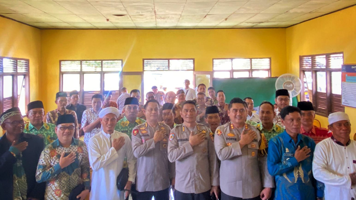 Polda Lampung Dengar Keluhan Masyarakat saat Jumat Curhat di Way Pengubuan Lampung Tengah