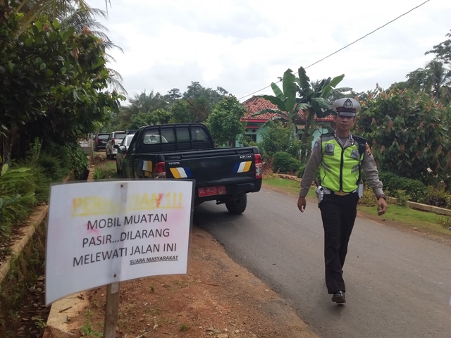 polisi-dan-warga-pasang-portal-pelarangan-truk-masuk_20180119_232607.jpg
