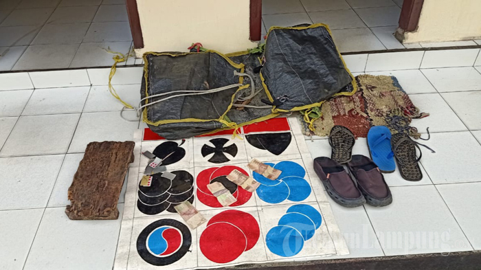 polisi-gerebek-arena-dadu-koprok-di-lampung-timur-pelaku-sudah-kabur-duluan.jpg