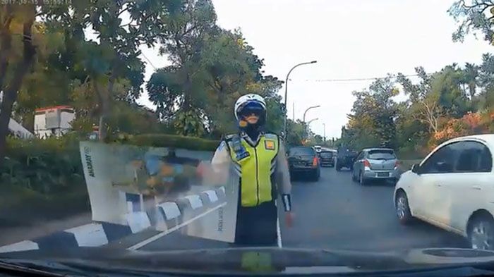 polisi-lalu-lintas-debat-dengan-pengendara_20171016_191502.jpg