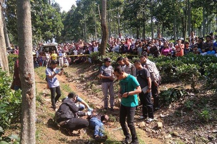 polisi-melakukan-olah-tkp-dugaan-pembunuhan-seorang-pria.jpg