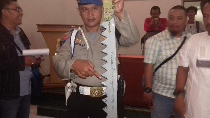 Seram, Tulisan di Gergaji yang Digunakan untuk Tawuran