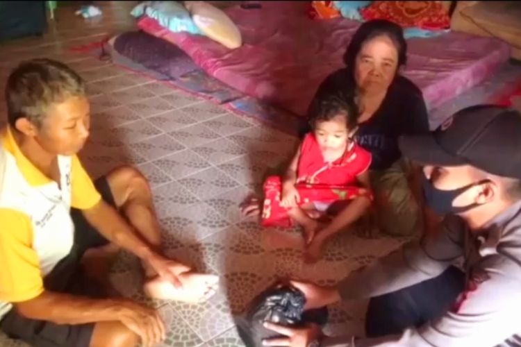 Polisi Muda Sumbang Gaji Pertama Bantu Warga Terdampak Covid-19 di Wilayah Perbatasan