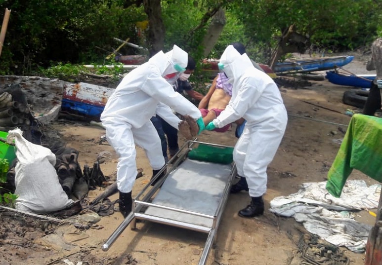 Polisi Pakai APD Lengkap Jemput Warga Lampung Selatan yang Meninggal Dunia di Atas Perahu