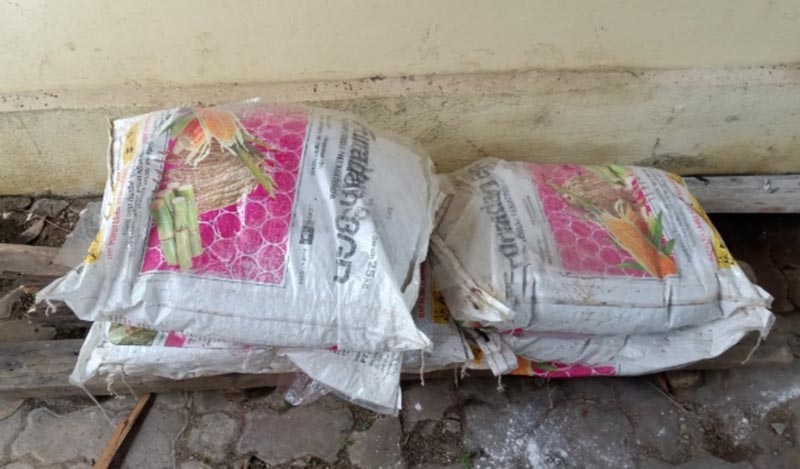 polisi-temukan-6-sak-obat-hama-yang-dicuri-pelaku-di-kebun-tebu-samping-gudang.jpg