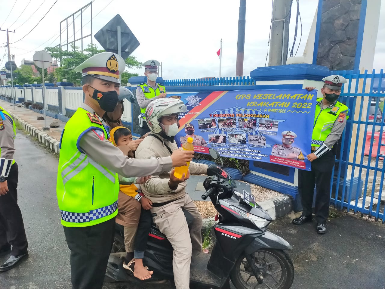 Sayembara Berhadiah Minyak Goreng untuk Pengendara Taat Lalu Lintas di Lampung Selatan