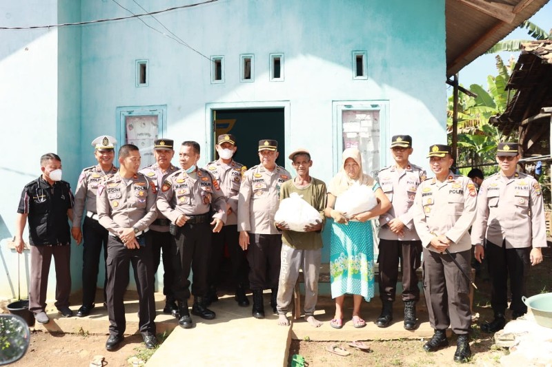 polres-lampung-utara-bagikan-sembako.jpg
