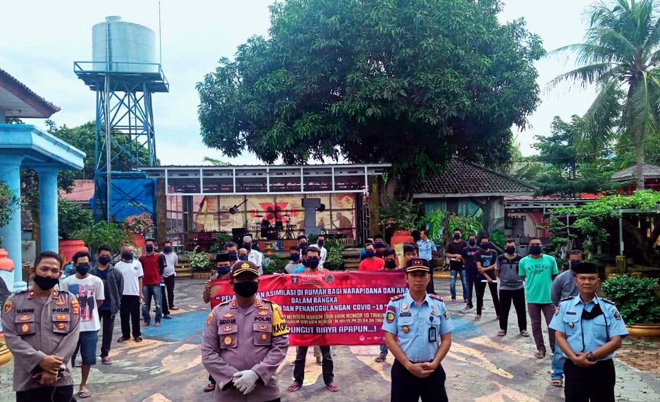 polres-lamsel-kawal-pemulangan-30-warga-binaan-lp-kalianda-penerima-asimilasi.jpg