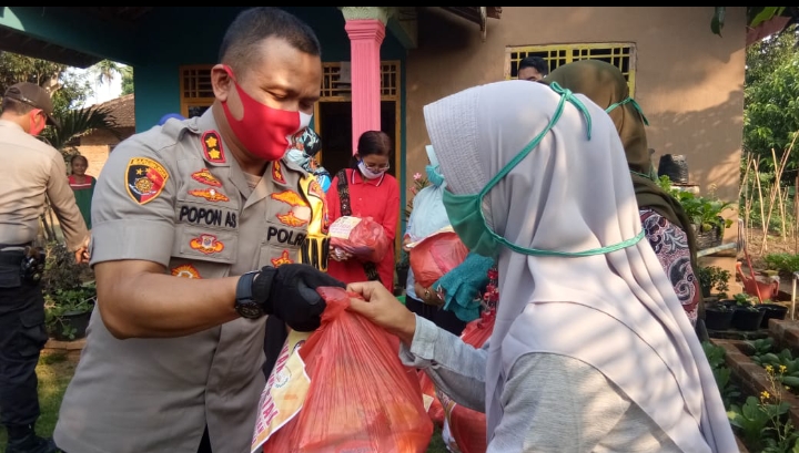 polres-lamteng-salurkan-2200-paket-sembako-kepada-warga-di-kampung-tulung-kakan.jpg