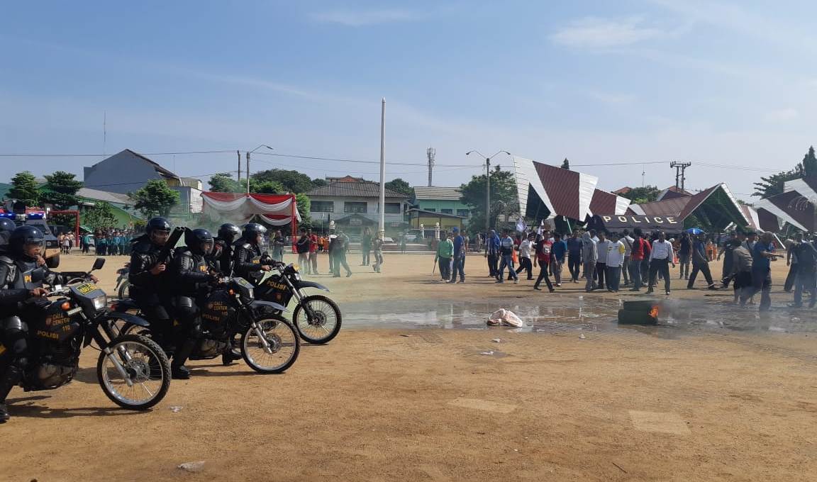 Ratusan Pengunjuk Rasa Geruduk Kantor KPU Metro