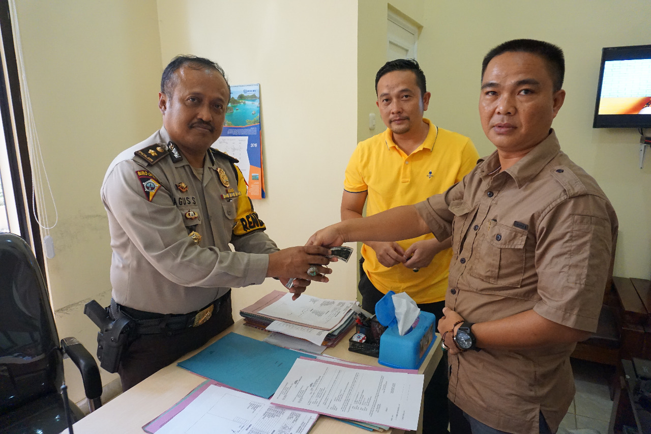 Warga Pesawaran Serahkan 2 Senpi Ilegal dan Bom Ikan