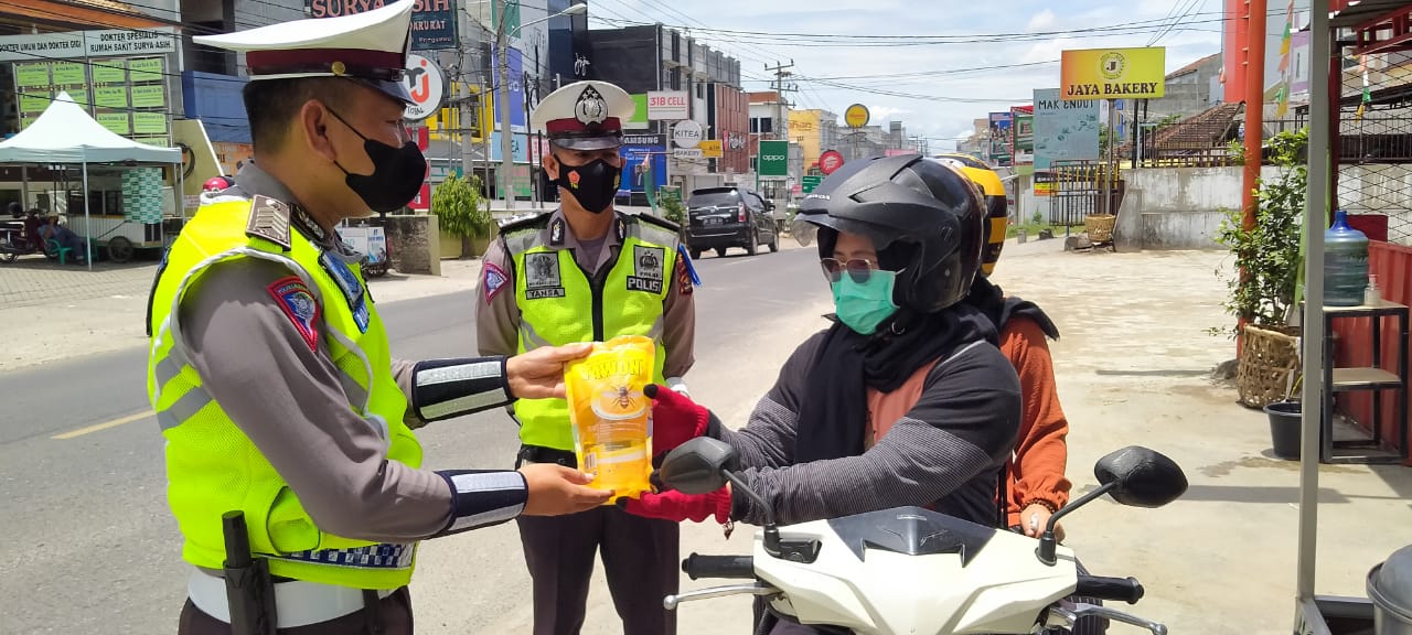 polres-pringsewu-berikan-minyak-goreng-44.jpg