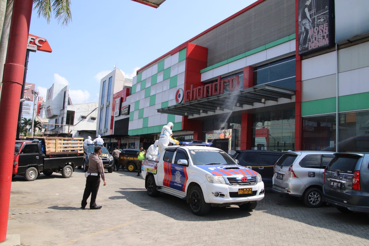 polres-pringsewu-semprot-disinfektan-di-tempat-publik.jpg