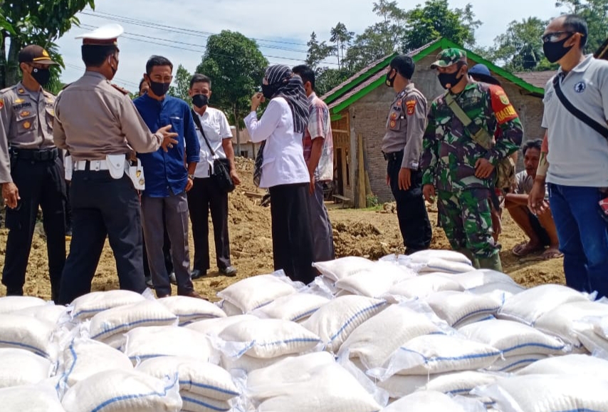 polres-tanggamus-salurkan-25-ton-beras-ke-korban-banjir-semaka.jpg