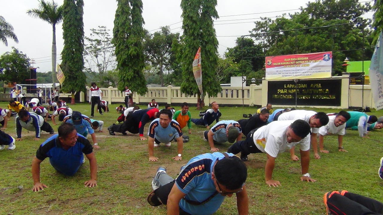 polres-way-kanan-olahraga-bersama-satpam_20171217_123111.jpg