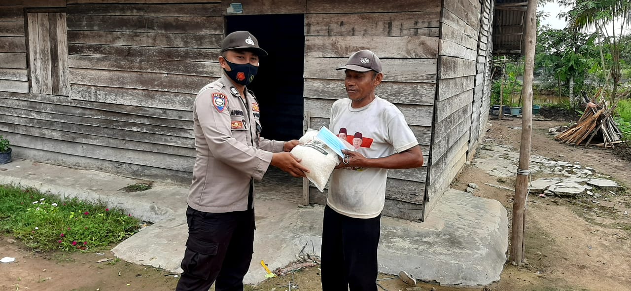 Polsek Seputih Surabaya Salurkan Beras ke Warga Tak Mampu