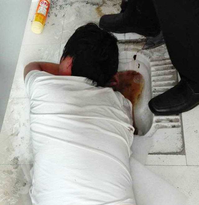 Pria Rela Lakukan Apapun Demi Selamatkan Ponsel Masuk Dalam Toilet