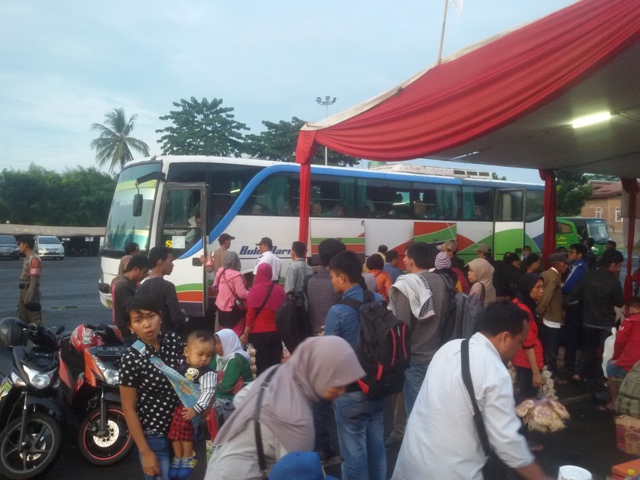 pos-mudik-terminal-rajabasa_20160710_224031.jpg