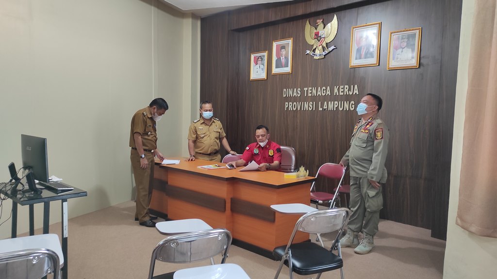 posko-pengaduan-thr-di-kantor-disnaker-lampung.jpg
