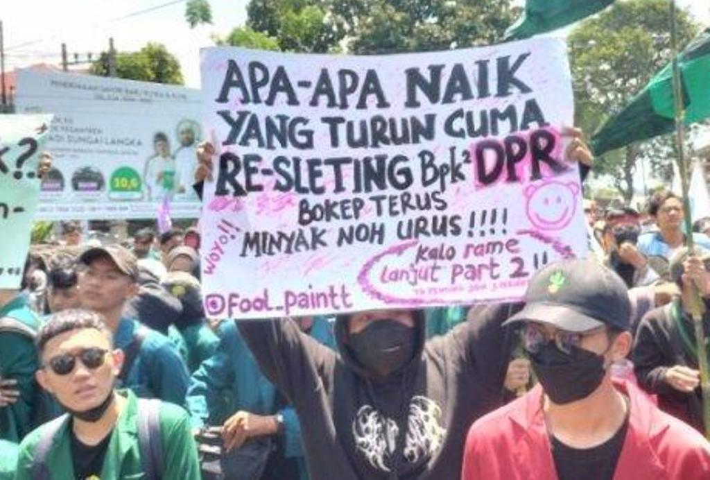 Gelar Demo di Depan Kantor DPRD Lampung, Mahasiswa Bawa Poster dengan Pesan Menggelitik