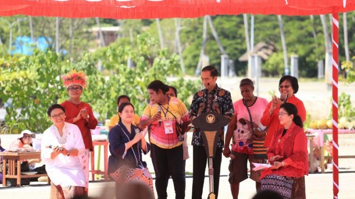 presiden-joko-widodo-dan-sejumlah-menteri-memperingati-hari-ibu-di-raja-ampat_20171222_145601.jpg