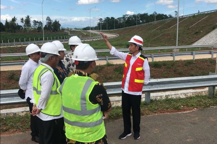 presiden-jokowi-tinjau-jalan-tol-trans-sumatera.jpg