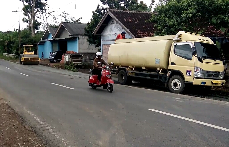 PUPR Tanggamus Bantu Bangun Drainase di Program Pelebaran Jalinbar Talang Padang