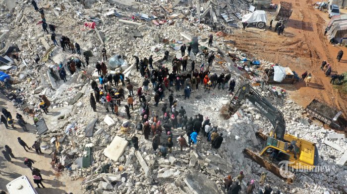 proses-pencarian-korban-gempa-di-turki.jpg