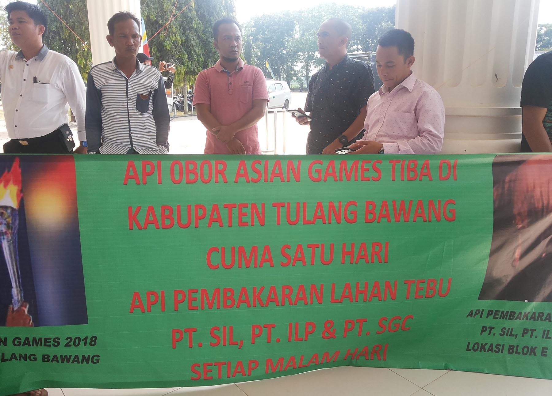 protes-pembakaran-tebu-pt-sgc-massa-geruduk-kantor-bupati-tuba_20180809_102939.jpg