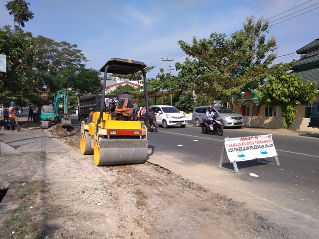 Tolong Ditambal, Banyak Lubang di Jalan Gatot Subroto Tepatnya Depan Rumdis Wali Kota