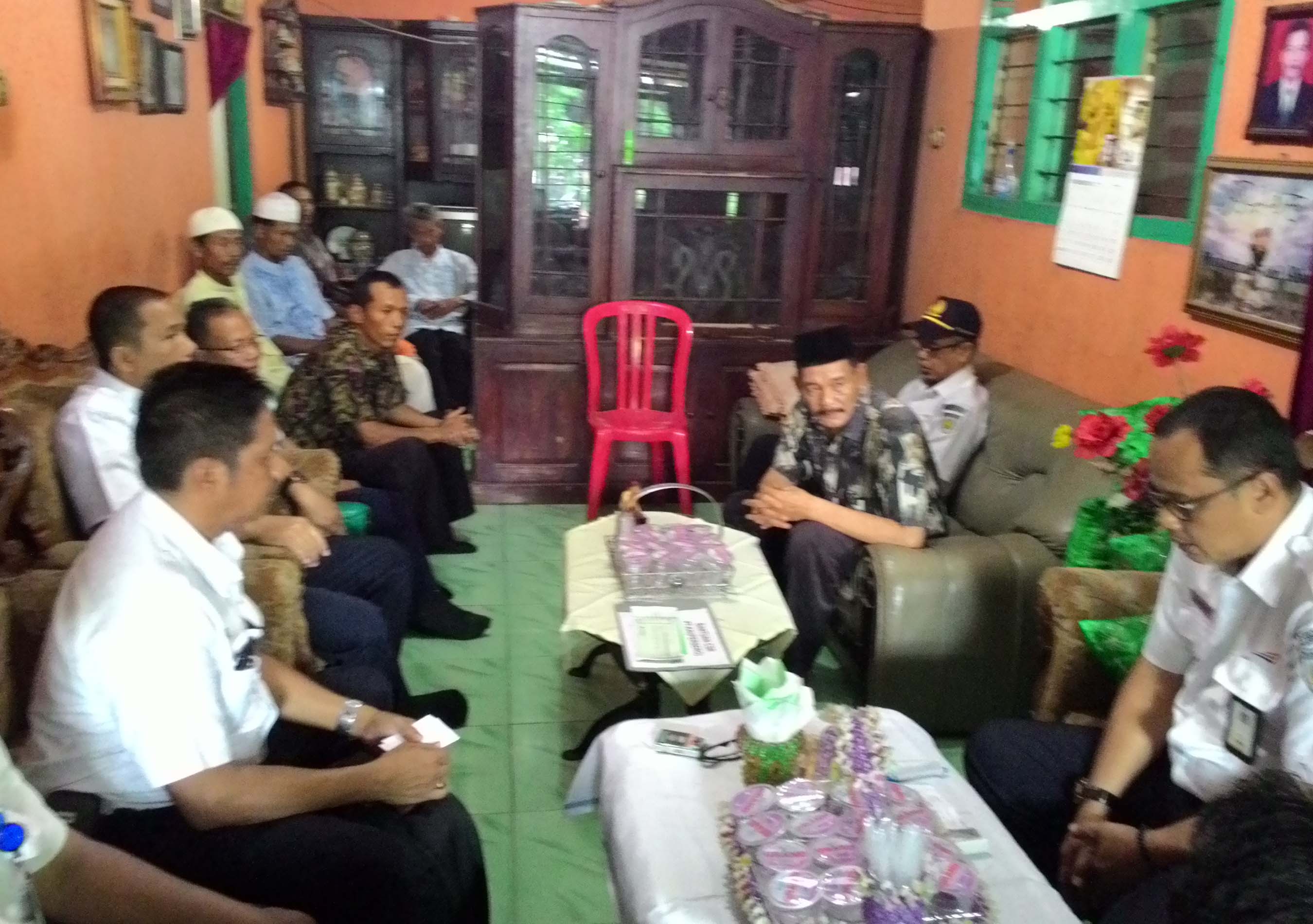 PT KAI Beri Dana CSR ke Warga Kampung Panca Bakti Labuhan Ratu